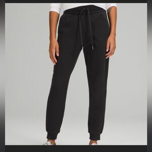 Lululemon Scuba Jogger
Black size 6